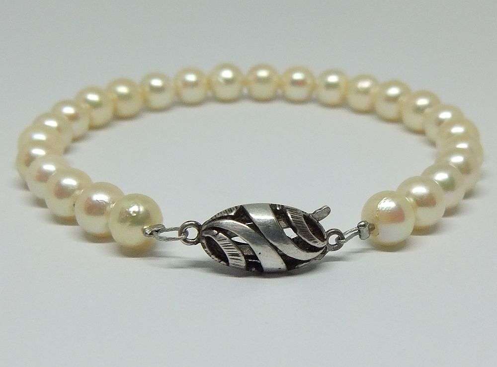 ONE OF A KIND !! A CLASSY ARTISAN MADE REAL PEARL BRACELET WITH VINTAGE GENUINE SILVER CLASP !!