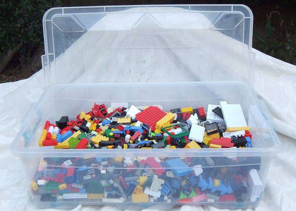 A jolly lot of way more than 1000 mixed building blocks