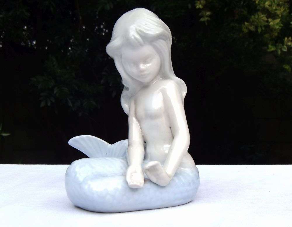 WOW !! A LOVELY VINTAGE LLADRO STYLE PORCELAIN MERMAID STATUE IN GREAT CONDITION !! TAKE A LOOK !!