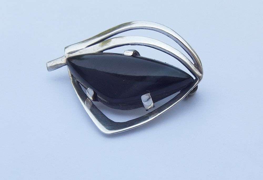 WOW !! A BEAUTIFUL VINTAGE 1970`S SOLID SILVER BROOCH SET WITH A BLUE TIGERS EYE GEMSTONE !!