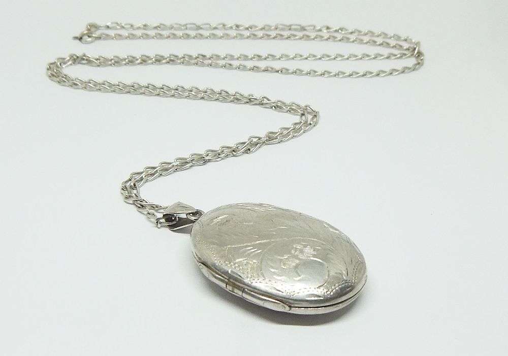 WOW !! A MASSIVE ENGRAVED OVAL STERLING SILVER LOCKET PENDANT WITH A STERLING SILVER NECKLACE !!