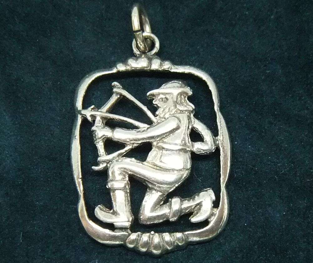 A VINTAGE SOLID STERLING SILVER ""SAGITTARIUS"" STAR SIGN PENDANT - ZODIAC 12