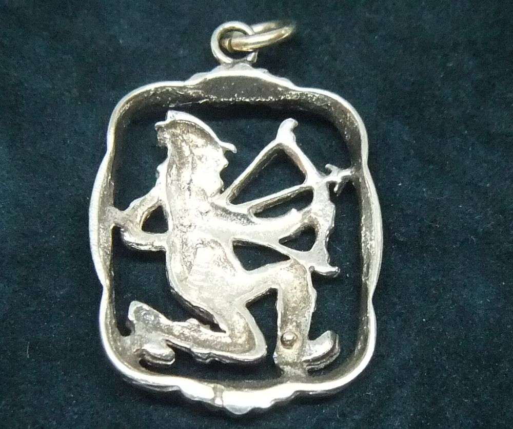 A VINTAGE SOLID STERLING SILVER ""SAGITTARIUS"" STAR SIGN PENDANT - ZODIAC 12