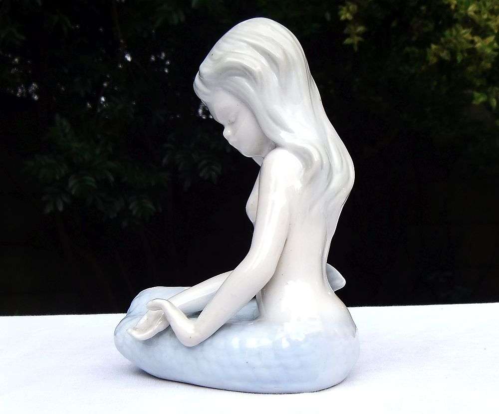 WOW !! A LOVELY VINTAGE LLADRO STYLE PORCELAIN MERMAID STATUE IN GREAT CONDITION !! TAKE A LOOK !!