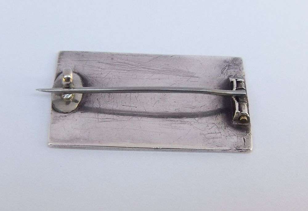 A VERY CLASSY SOLID SILVER VICTORIAN ERA BROOCH WITH ENGRAVED BIRD MOTIF !! MUST HAVE THIS ONE !!