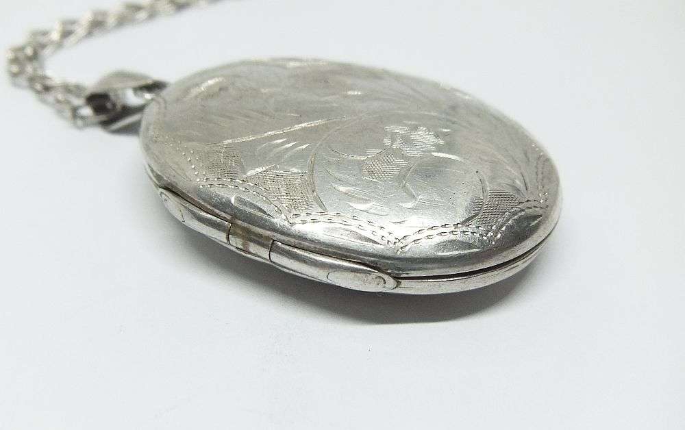 WOW !! A MASSIVE ENGRAVED OVAL STERLING SILVER LOCKET PENDANT WITH A STERLING SILVER NECKLACE !!