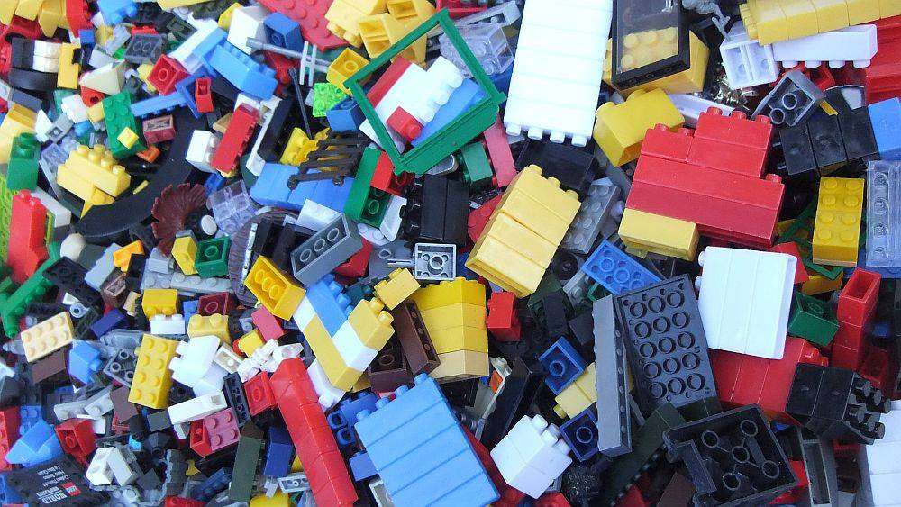 A jolly lot of way more than 1000 mixed building blocks