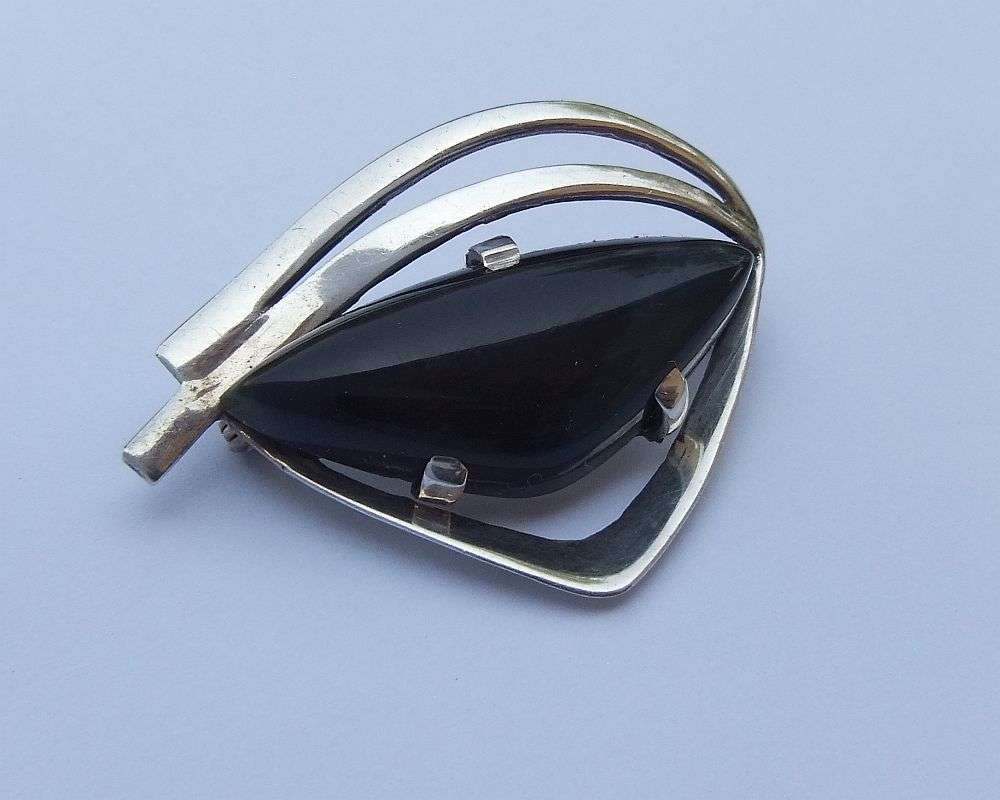 WOW !! A BEAUTIFUL VINTAGE 1970`S SOLID SILVER BROOCH SET WITH A BLUE TIGERS EYE GEMSTONE !!