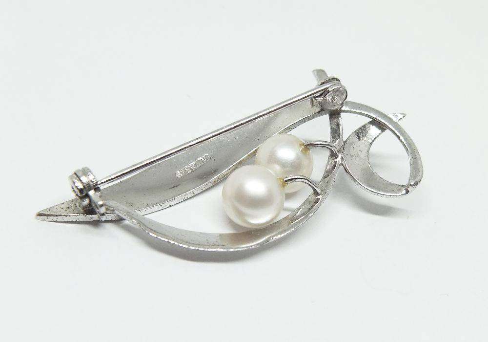 A classy vintage sterling silver brooch set with genuine pearls in excellent condition