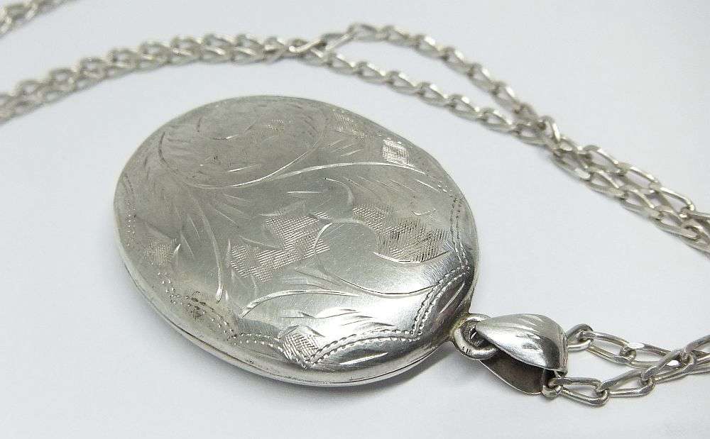 WOW !! A MASSIVE ENGRAVED OVAL STERLING SILVER LOCKET PENDANT WITH A STERLING SILVER NECKLACE !!
