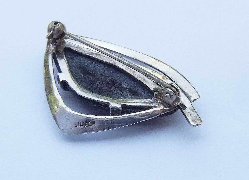 WOW !! A BEAUTIFUL VINTAGE 1970`S SOLID SILVER BROOCH SET WITH A BLUE TIGERS EYE GEMSTONE !!