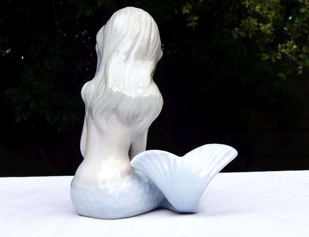 WOW !! A LOVELY VINTAGE LLADRO STYLE PORCELAIN MERMAID STATUE IN GREAT CONDITION !! TAKE A LOOK !!