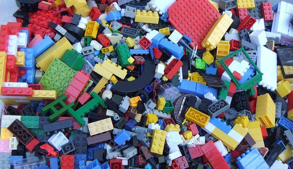 A jolly lot of way more than 1000 mixed building blocks