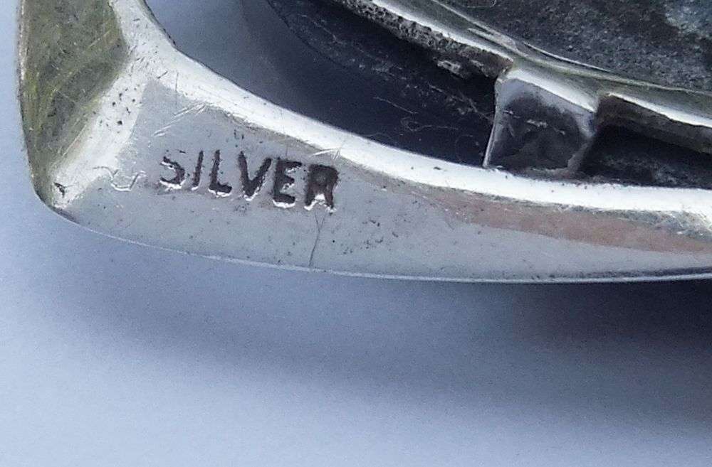 WOW !! A BEAUTIFUL VINTAGE 1970`S SOLID SILVER BROOCH SET WITH A BLUE TIGERS EYE GEMSTONE !!