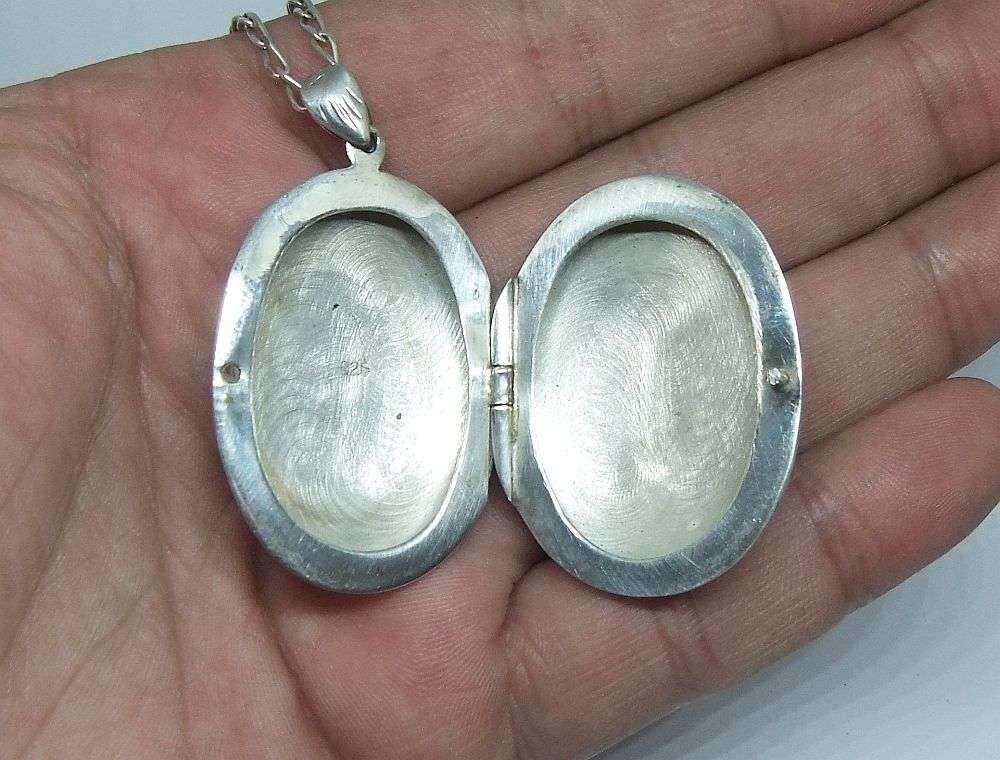 WOW !! A MASSIVE ENGRAVED OVAL STERLING SILVER LOCKET PENDANT WITH A STERLING SILVER NECKLACE !!