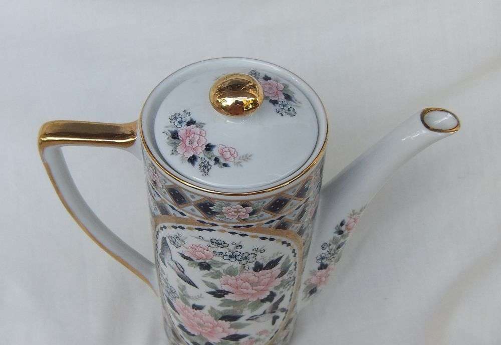 WOW !! A CLASSY VINTAGE " SIGNED " JAPANESE QUALITY PORCELAIN TEAPOT IN EXCELLENT CONDITION !!