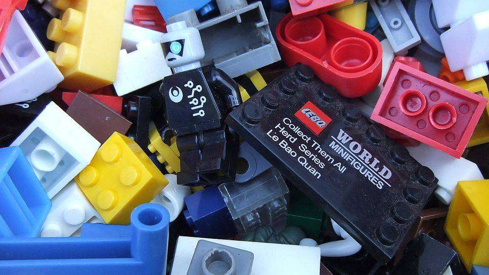 A jolly lot of way more than 1000 mixed building blocks