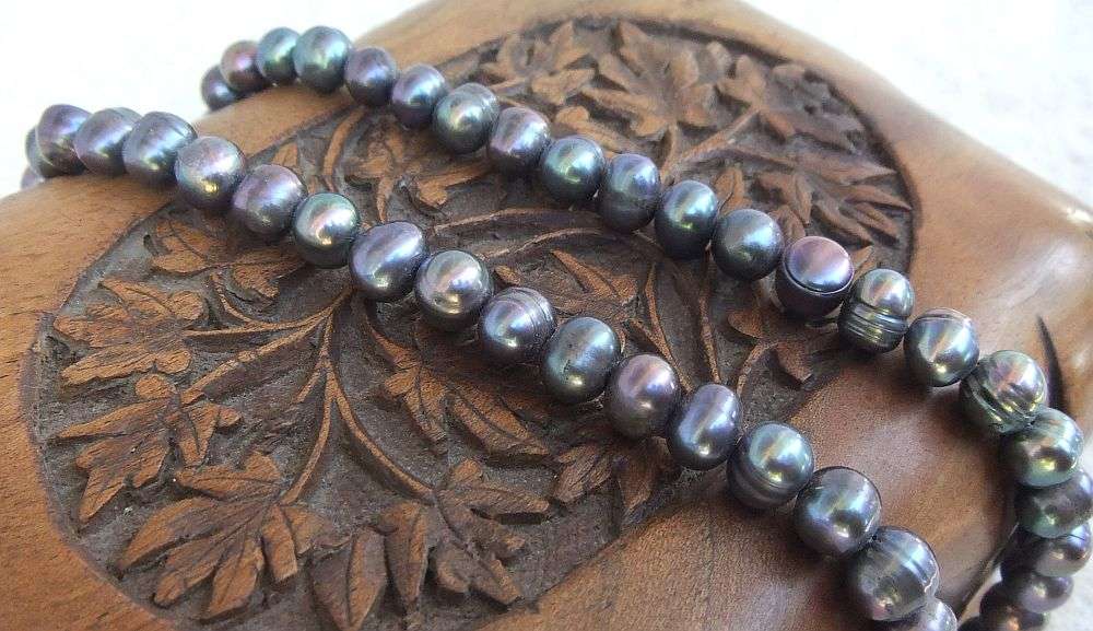 MUST SEE !! A GORGEOUS VINTAGE LOOK GENUINE FRESHWATER PEARL NECKLACE IN EXCELLENT CONDITION !!