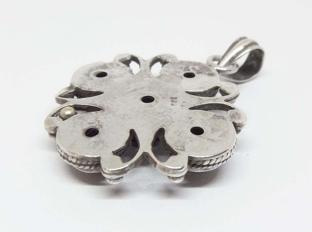 WOW !! A GORGEOUS LARGE VINTAGE STERLING SILVER PENDANT WITH FOUR CABOCHON AMBER INSETS !!