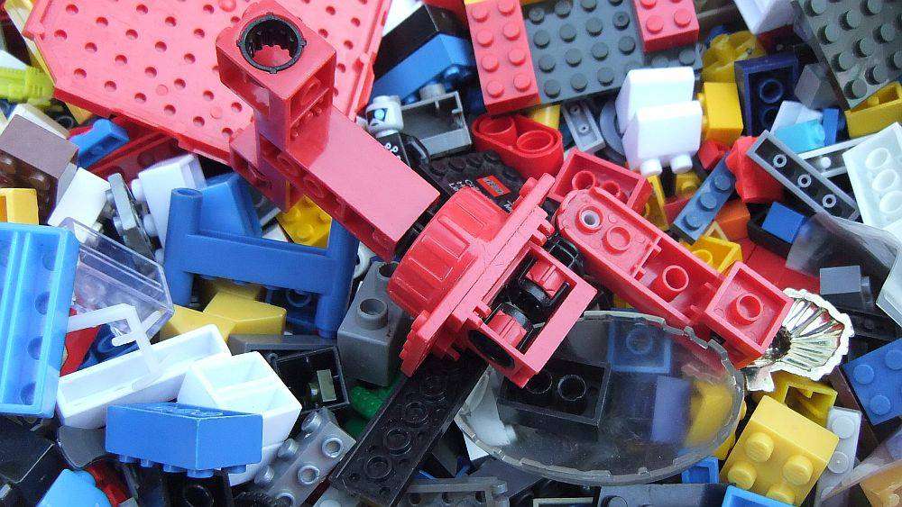 A jolly lot of way more than 1000 mixed building blocks