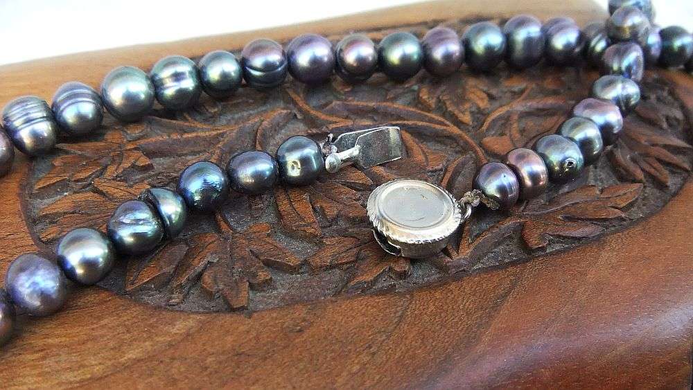 MUST SEE !! A GORGEOUS VINTAGE LOOK GENUINE FRESHWATER PEARL NECKLACE IN EXCELLENT CONDITION !!