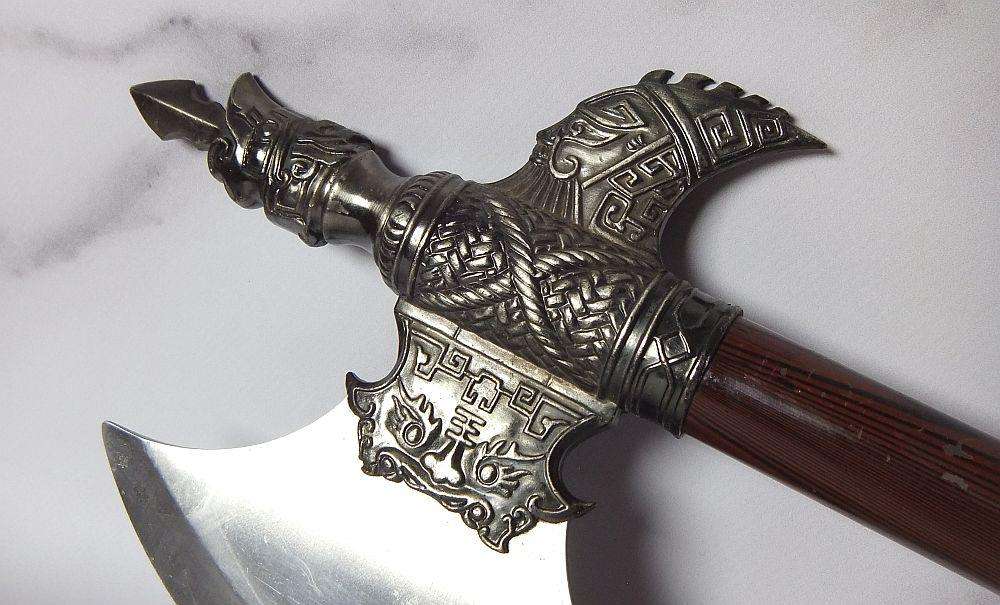 AN AWESOME FULLY METAL BATTLE AXE DISPLAY PIECE IN GOOD CONDITION !! FOR VIKINGS AND COLLECTORS :-)