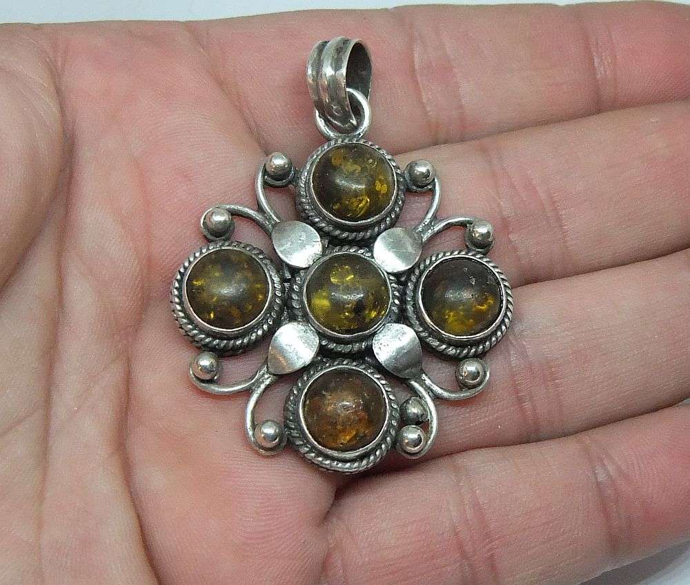 WOW !! A GORGEOUS LARGE VINTAGE STERLING SILVER PENDANT WITH FOUR CABOCHON AMBER INSETS !!