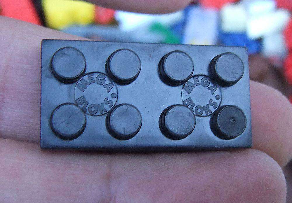 A jolly lot of way more than 1000 mixed building blocks