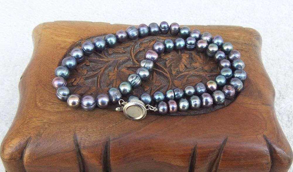 MUST SEE !! A GORGEOUS VINTAGE LOOK GENUINE FRESHWATER PEARL NECKLACE IN EXCELLENT CONDITION !!