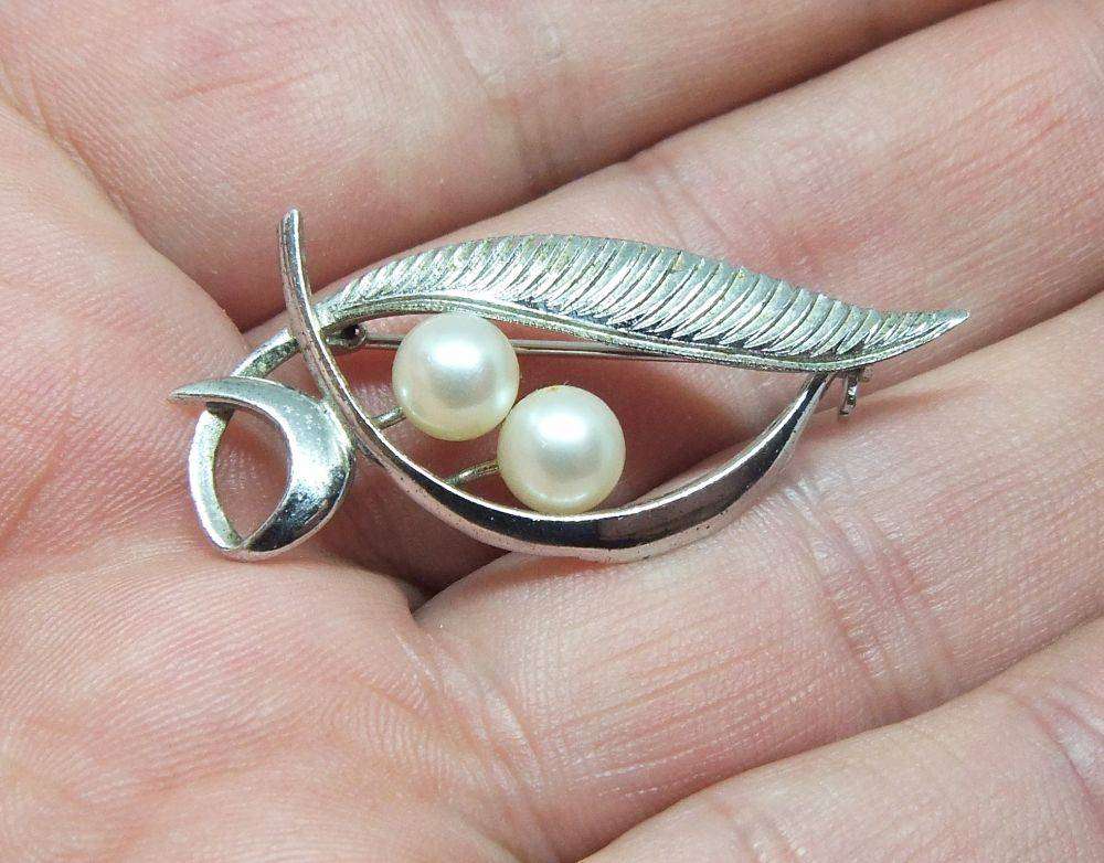A classy vintage sterling silver brooch set with genuine pearls in excellent condition