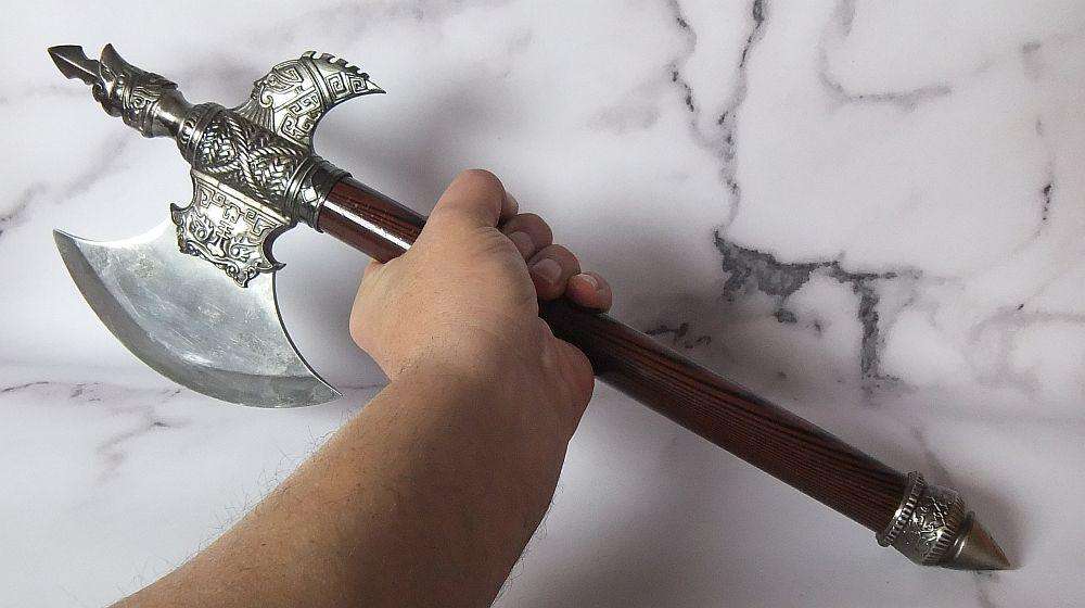 AN AWESOME FULLY METAL BATTLE AXE DISPLAY PIECE IN GOOD CONDITION !! FOR VIKINGS AND COLLECTORS :-)
