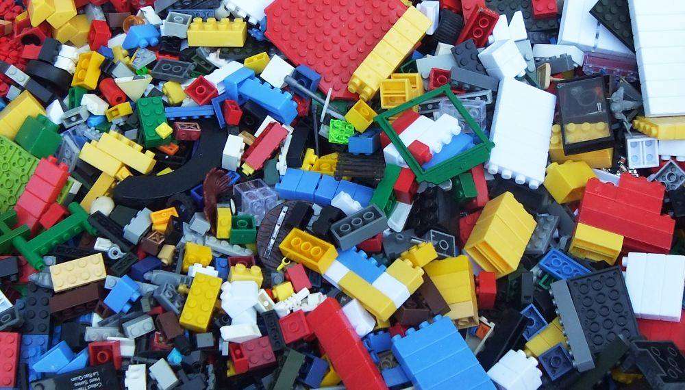 A jolly lot of way more than 1000 mixed building blocks