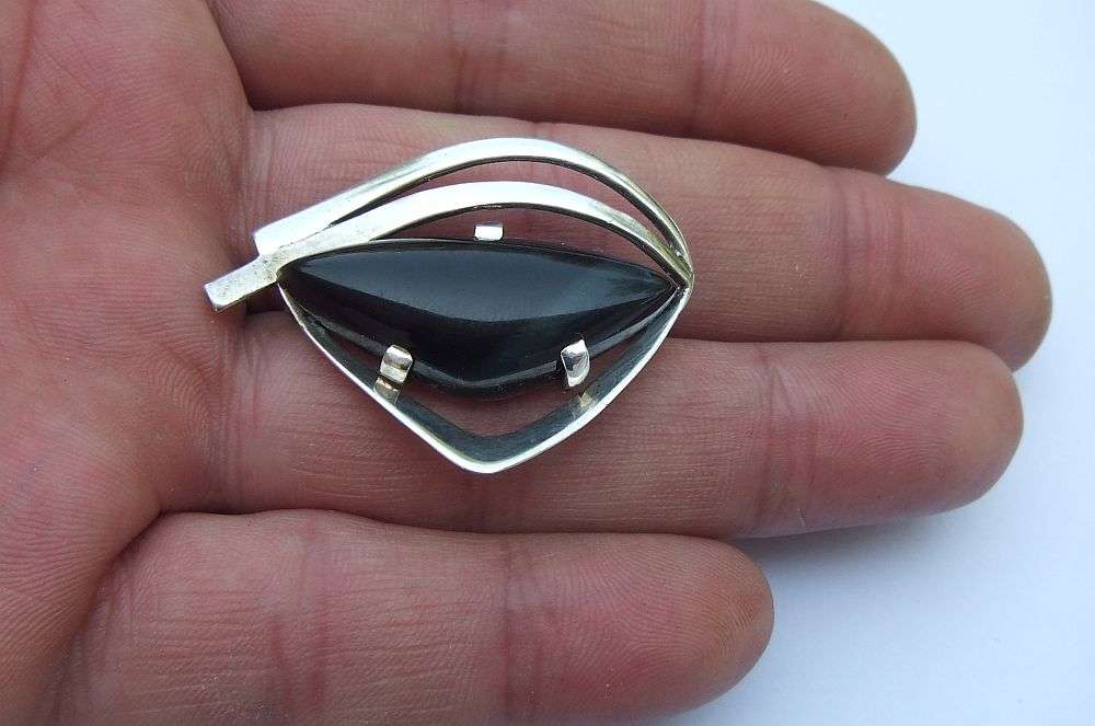 WOW !! A BEAUTIFUL VINTAGE 1970`S SOLID SILVER BROOCH SET WITH A BLUE TIGERS EYE GEMSTONE !!