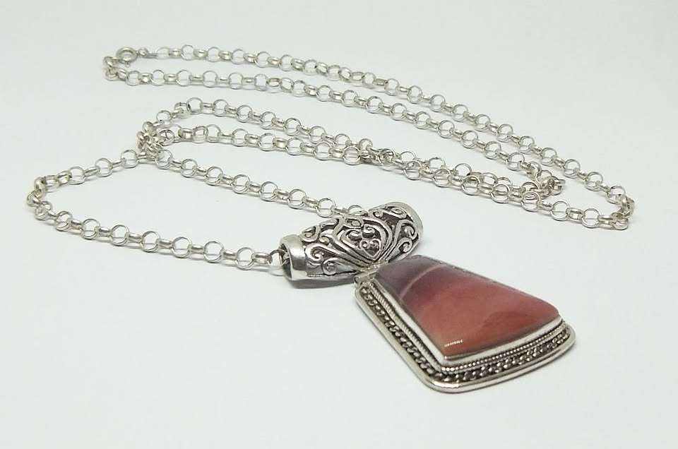 AN EXTRA LONG STERLING SILVER ROUND LINK NECKLACE & STERLING SILVER PENDANT SET WITH RED AGATE STONE