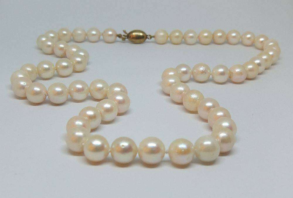 An exquisite vintage genuine pearl necklace with a 9ct gold clasp in excellent condition