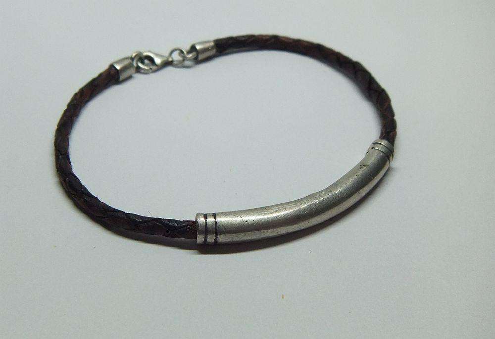 AN UNUSUAL VINTAGE LEATHER BRACELET WITH STERLING SILVER CLASP AND HIGH GRADE SILVER CENTREPIECE