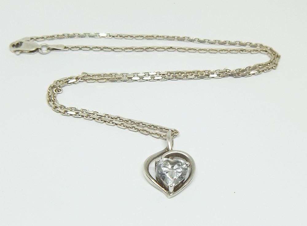 A GOOD QUALITY STERLING SILVER NECKLACE AND STERLING SILVER PENDANT WITH FACETED HEART CZ STONE !!
