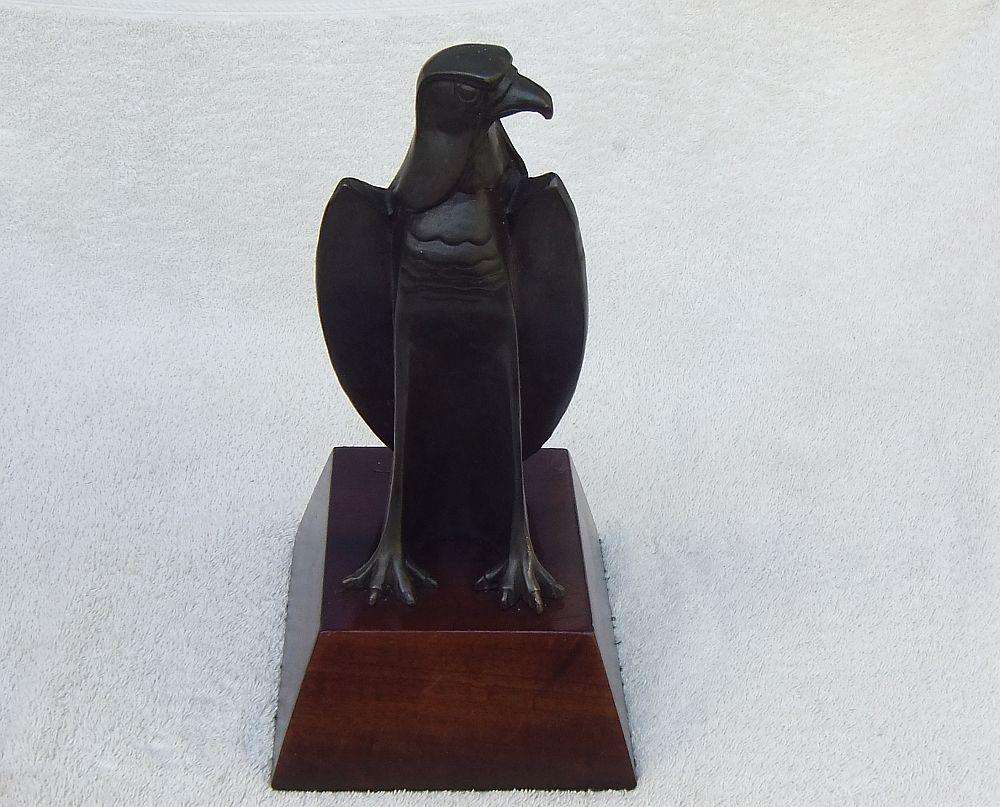 AN INCREDIBLE VINTAGE SOLID BRONZE EAGLE STATUE DESIGNED BY SA ARTIST / SCULPTOR JEAN DOYLE