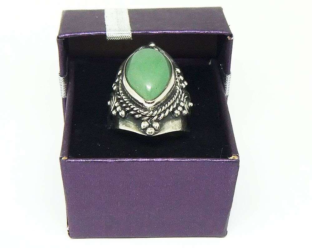 A SUPER HEAVY SOLID STERLING SILVER RING WITH A CABOCHON JADEITE STONE INSET PLUS GIFT BOX