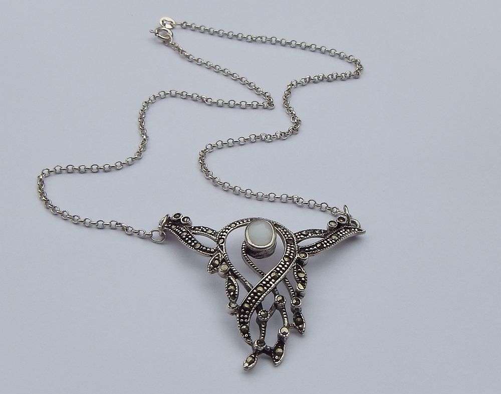 A GORGEOUS ART NOUVEAU STYLED VINTAGE STERLING SILVER NECKLACE WITH MOTHER OF PEARL INLAY