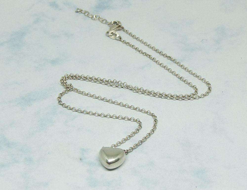 A LOVELY ROUND LINK STERLING SILVER NECKLACE WITH A BUILT IN HEART PENDANT AND CHAIN EXTENSION