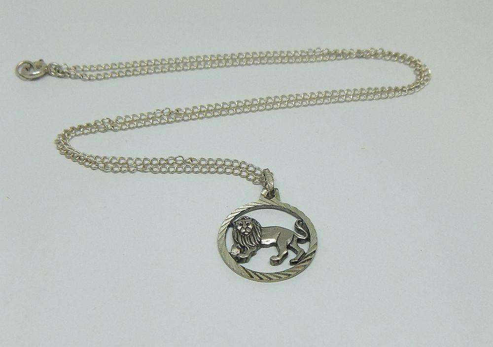 A VINTAGE UNUSED STERLING SILVER LION / LEO PENDANT WITH A STERLING SILVER NECKLACE !!
