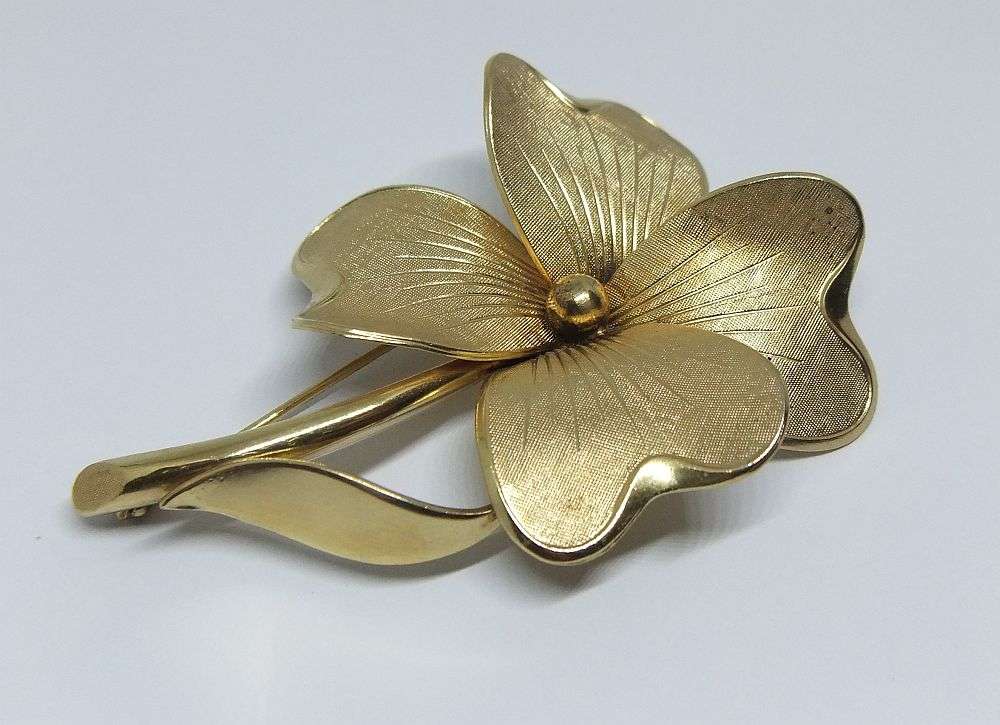 A BEAUTIFUL VINTAGE GOLD PLATED FLOWER BROOCH MADE IN GERMANY ( ROLLED GOLD )