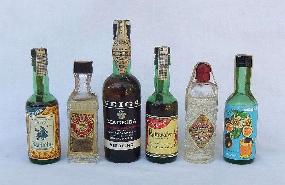 VERY RARE !! 6 TOTALLY CUTE VINTAGE MINIATURE BOTTLES OF EXPORT LIQUOR STILL SEALED !! WOW !!
