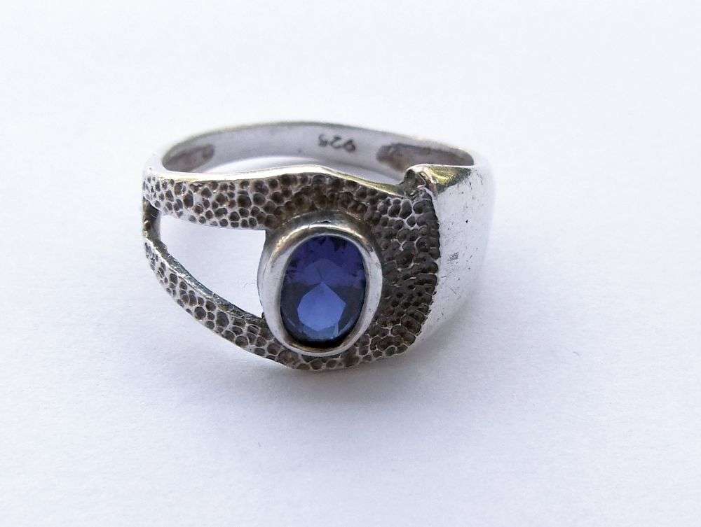 WOW !! AN ABSOLUTELY STUNNING SOLID STERLING SILVER RING SET WITH A FACETED BLUE CZ STONE !!