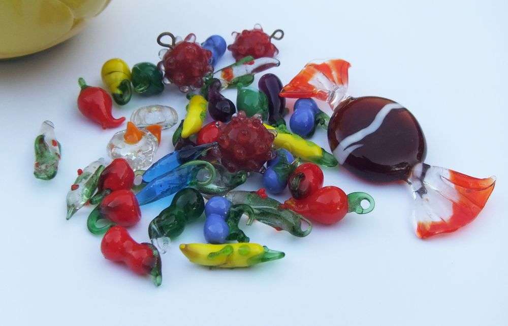 A VINTAGE MURANO GLASS SWEET PLUS MINIATURE GLASS FRUIT AND VEGETABLES PLUS FREE LITTLE BOWL