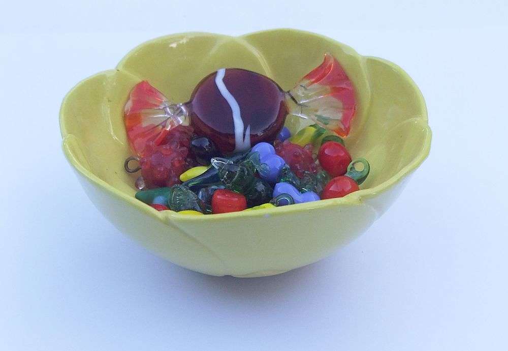 A VINTAGE MURANO GLASS SWEET PLUS MINIATURE GLASS FRUIT AND VEGETABLES PLUS FREE LITTLE BOWL