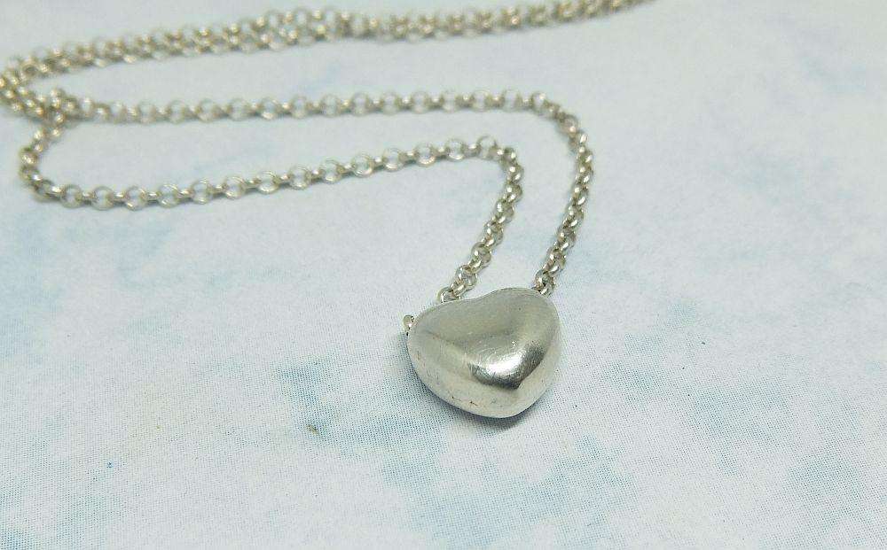 A LOVELY ROUND LINK STERLING SILVER NECKLACE WITH A BUILT IN HEART PENDANT AND CHAIN EXTENSION