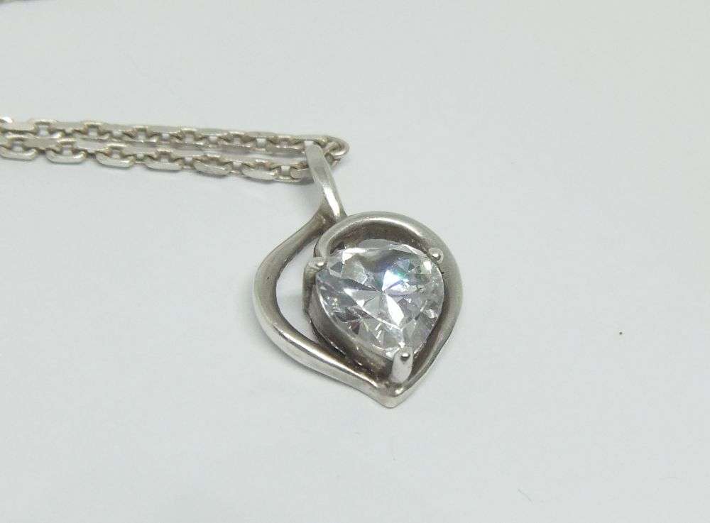 A GOOD QUALITY STERLING SILVER NECKLACE AND STERLING SILVER PENDANT WITH FACETED HEART CZ STONE !!