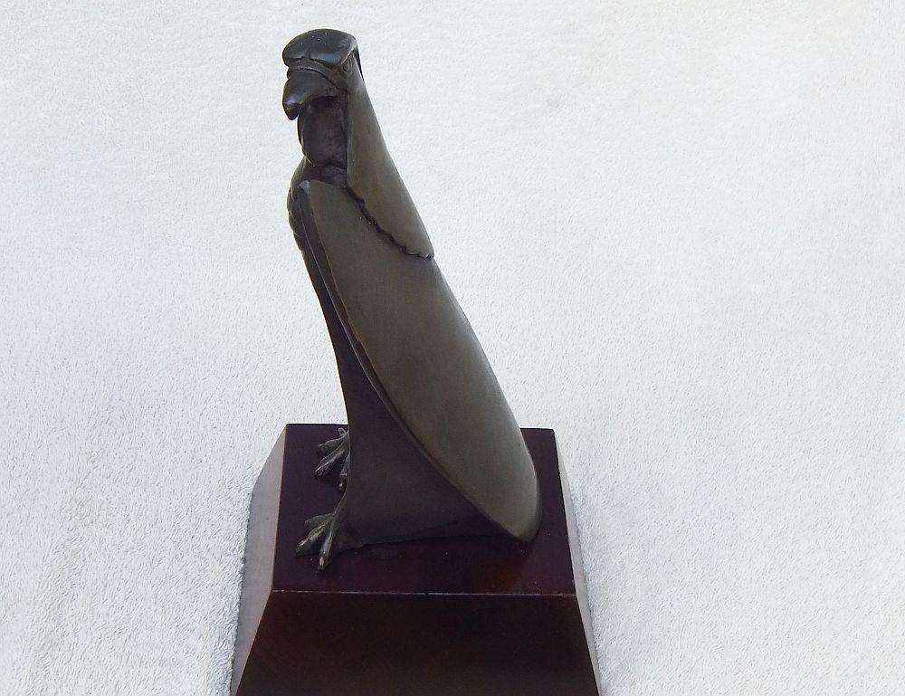 AN INCREDIBLE VINTAGE SOLID BRONZE EAGLE STATUE DESIGNED BY SA ARTIST / SCULPTOR JEAN DOYLE